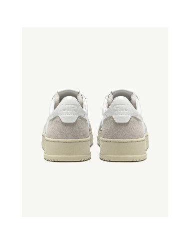 Sneakers Medalist Low Blanches En Daim Autry Homme présentées de dos | Toulouse Soulery Sneakers Medalist Low Blanches En Daim Autry Homme présentées de dos | Toulouse Soulery