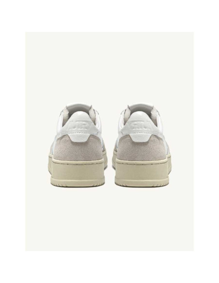 Sneakers Medalist Low Blanches En Daim Autry Homme présentées de dos | Toulouse Soulery