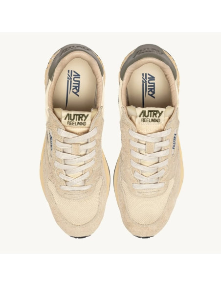 Sneakers Reelwind Low En Nylon Daim Ecru Covert Green Autry présentées portées de haut｜Magasin Homme Toulouse