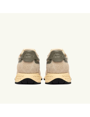Sneakers Reelwind Low En Nylon Daim Ecru Covert Green Autry présentées portées de dos|Magasin Homme Toulouse Sneakers Reelwind Low En Nylon Daim Ecru Covert Green Autry présentées portées de dos|Magasin Homme Toulouse