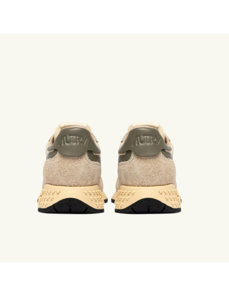 Sneakers Reelwind Low En Nylon Daim Ecru Covert Green Autry présentées portées de dos｜Magasin Homme Toulouse