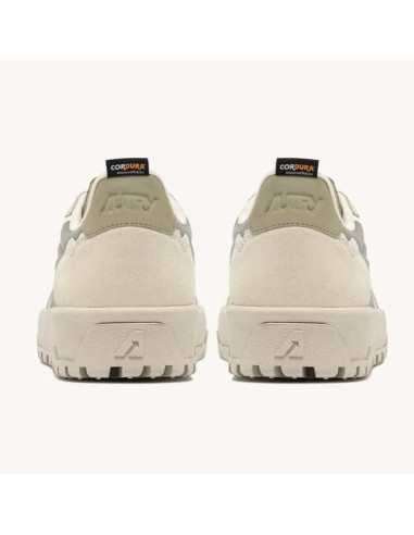 Sneakers Wildpace Low En Cordura Et Daim Elm Et Blanc Homme Autry présentées portées de dos｜Magasin Homme Toulouse