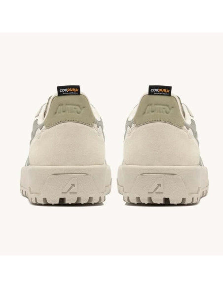 Sneakers Wildpace Low En Cordura Et Daim Elm Et Blanc Homme Autry présentées portées de dos｜Magasin Homme Toulouse