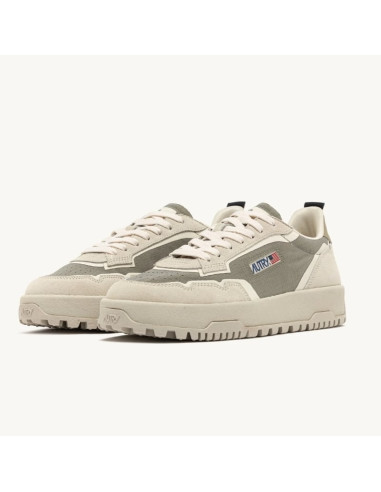 Sneakers Wildpace Low En Cordura Et Daim Elm Et Blanc Homme Autry présentées portées de face｜Magasin Homme Toulouse