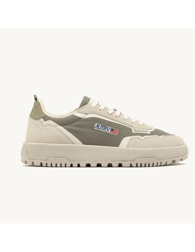 Sneakers Wildpace Low En Cordura Et Daim Elm Et Blanc Homme Autry présentées portées de profil｜Magasin Homme Toulouse