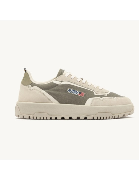 Sneakers Wildpace Low En Cordura Et Daim Elm Et Blanc Homme Autry présentées portées de profil｜Magasin Homme Toulouse