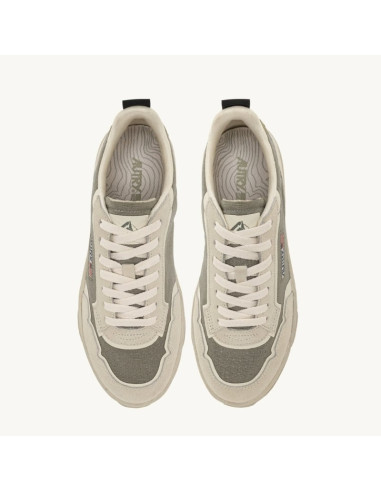 Sneakers Wildpace Low En Cordura Et Daim Elm Et Blanc Homme Autry présentées portées de haut｜Magasin Homme Toulouse