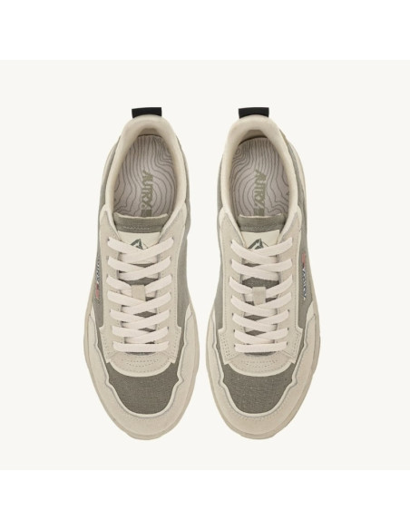 Sneakers Wildpace Low En Cordura Et Daim Elm Et Blanc Homme Autry présentées portées de haut｜Magasin Homme Toulouse