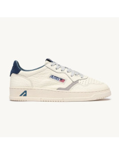 Sneakers Medalist Low En Cuir Blue Depths Et Vapor Homme Autry présentées portées de face｜Magasin Homme Toulouse