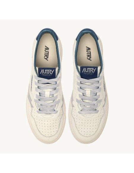 Sneakers Medalist Low En Cuir Blue Depths Et Vapor Homme Autry présentées portées de haut｜Magasin Homme Toulouse