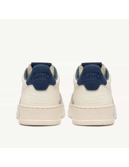 Sneakers Medalist Low En Cuir Blue Depths Et Vapor Homme Autry présentées portées de dos｜Magasin Homme Toulouse
