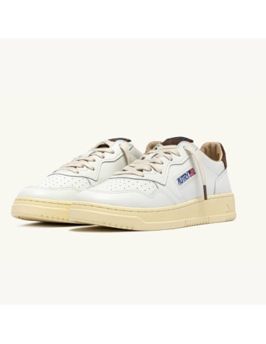Sneakers Medalist Low En Cuir Blanc Et Daim Chocolate Chip Homme Autry présentées portées de face|Magasin Homme Toulouse Sneakers Medalist Low En Cuir Blanc Et Daim Chocolate Chip Homme Autry présentées portées de face|Magasin Homme Toulouse