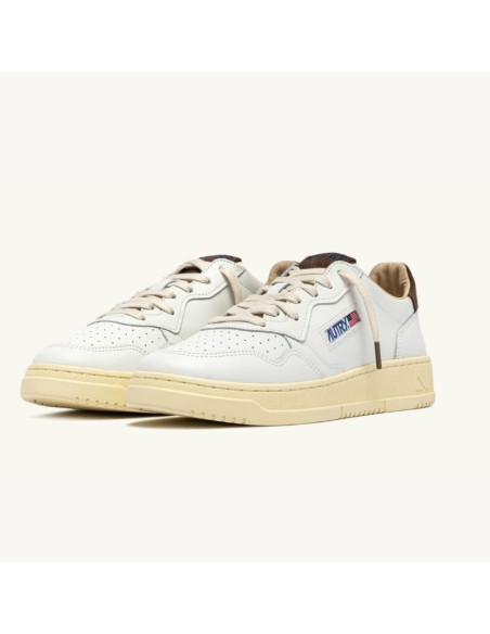 Sneakers Medalist Low En Cuir Blanc Et Daim Chocolate Chip Homme Autry présentées portées de face｜Magasin Homme Toulouse
