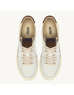 Sneakers Medalist Low En Cuir Blanc Et Daim Chocolate Chip Homme Autry présentées portées de face｜Magasin Homme Toulouse 2