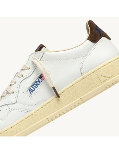 Sneakers Medalist Low En Cuir Blanc Et Daim Chocolate Chip Homme Autry zoom sur le logo|Magasin Homme Toulouse Sneakers Medalist Low En Cuir Blanc Et Daim Chocolate Chip Homme Autry zoom sur le logo|Magasin Homme Toulouse