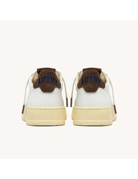 Sneakers Medalist Low En Cuir Blanc Et Daim Chocolate Chip Homme Autry présentées portées de dos｜Magasin Homme Toulouse