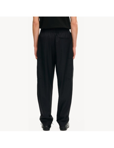Pantalon De Jogging Cargo En Laine Vierge Noir Homme Kenzo présenté porté de dos|Boutique Homme Toulouse Pantalon De Jogging Cargo En Laine Vierge Noir Homme Kenzo présenté porté de dos|Boutique Homme Toulouse
