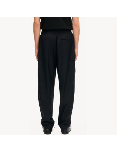 Pantalon De Jogging Cargo En Laine Vierge Noir Homme Kenzo présenté porté de dos｜Boutique Homme Toulouse