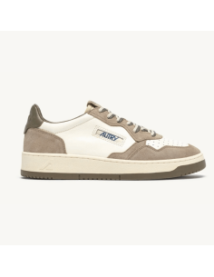 Baskets Medalist Low En Cuir Et Daim Covert Green Et Licorice Homme Autry présentée portée de face｜Magasin Homme Toulouse