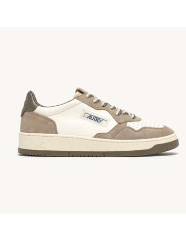 Baskets Medalist Low En Cuir Et Daim Covert Green Et Licorice Homme Autry présentée portée de face｜Magasin Homme Toulouse
