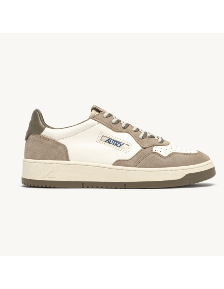 Baskets Medalist Low En Cuir Et Daim Covert Green Et Licorice Homme Autry présentée portée de face｜Magasin Homme Toulouse