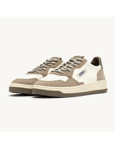 Baskets Medalist Low En Cuir Et Daim Covert Green Et Licorice Homme Autry présentée portée de face｜Magasin Homme Toulouse 2