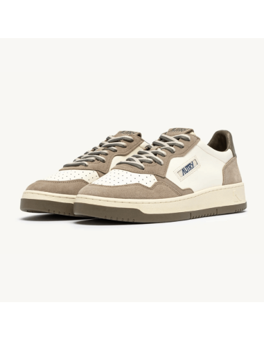 Baskets Medalist Low En Cuir Et Daim Covert Green Et Licorice Homme Autry présentée de face｜Magasin Homme Toulouse
