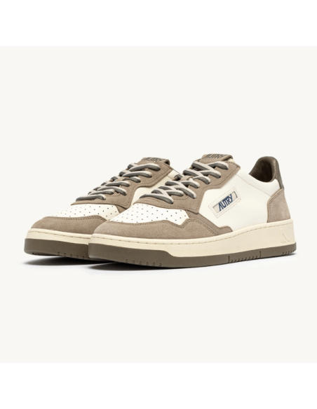 Baskets Medalist Low En Cuir Et Daim Covert Green Et Licorice Homme Autry présentée de face｜Magasin Homme Toulouse
