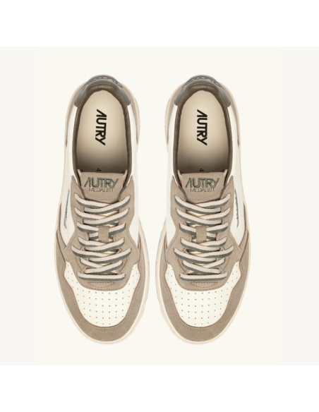 Baskets Medalist Low En Cuir Et Daim Covert Green Et Licorice Homme Autry présentée portée de haut｜Magasin Homme Toulouse