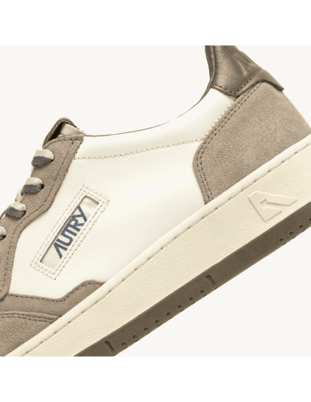 Baskets Medalist Low En Cuir Et Daim Covert Green Et Licorice Homme Autry zoom sur le logo｜Magasin Homme Toulouse
