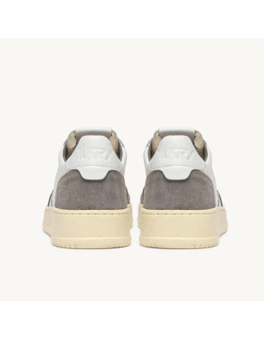 Basket Medalist Low En Cuir Blanc Et Daim Ciment Homme Autry présentée de dos|Magasin Homme Toulouse Basket Medalist Low En Cuir Blanc Et Daim Ciment Homme Autry présentée de dos|Magasin Homme Toulouse