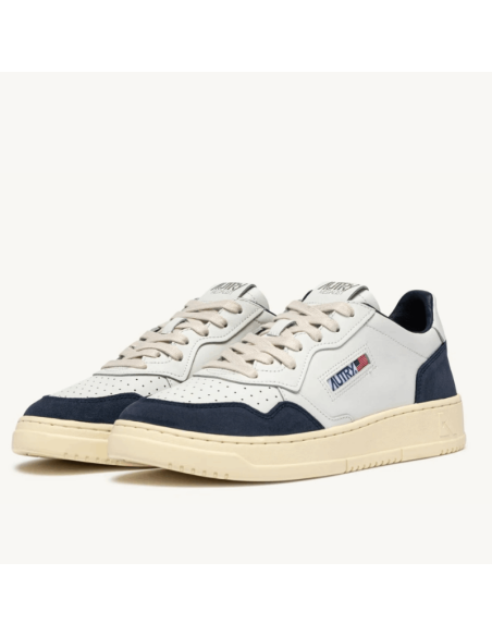 Basket Medalist Low En Cuir Blanc Et Daim Denim Homme Autry présentée de face｜Magasin Homme Toulouse