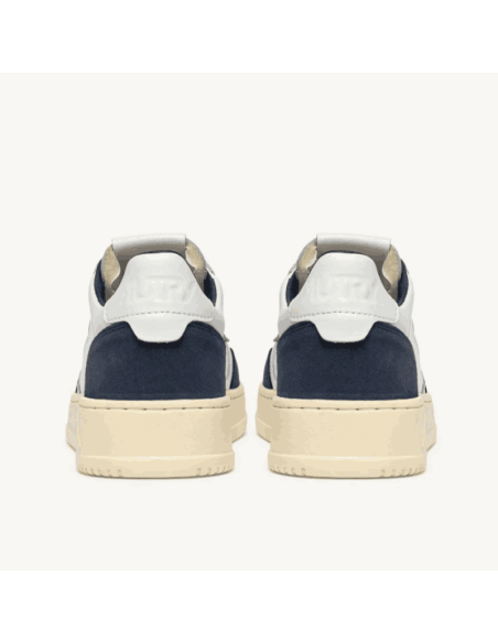 Basket Medalist Low En Cuir Blanc Et Daim Denim Homme Autry présentée de dos｜Magasin Homme Toulouse