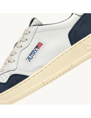 Basket Medalist Low En Cuir Blanc Et Daim Denim Homme Autry zoom sur le logo|Magasin Homme Toulouse Basket Medalist Low En Cuir Blanc Et Daim Denim Homme Autry zoom sur le logo|Magasin Homme Toulouse