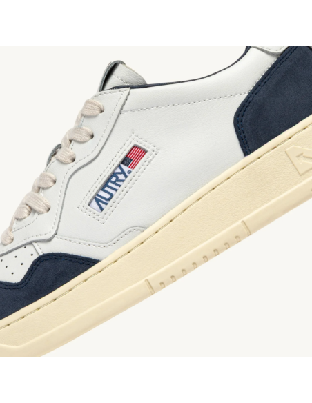 Basket Medalist Low En Cuir Blanc Et Daim Denim Homme Autry zoom sur le logo｜Magasin Homme Toulouse