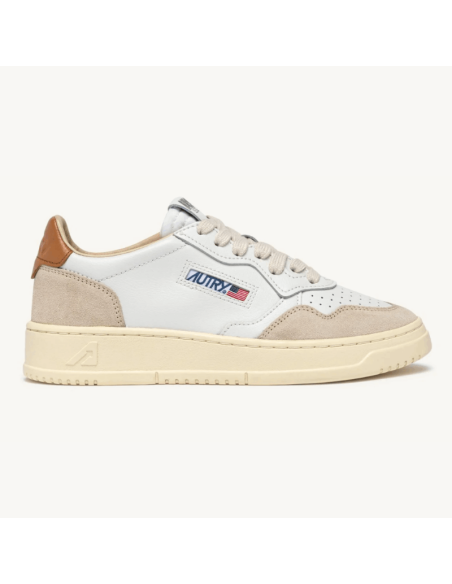 Basket Medalist Low En Daim Et Cuir Blanc Et Lion Homme Autry présentée de profil｜Magasin Homme Toulouse