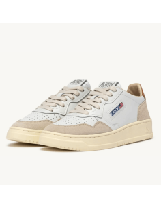 Basket Medalist Low En Daim Et Cuir Blanc Et Lion Homme Autry présentée de profil｜Magasin Homme Toulouse 2