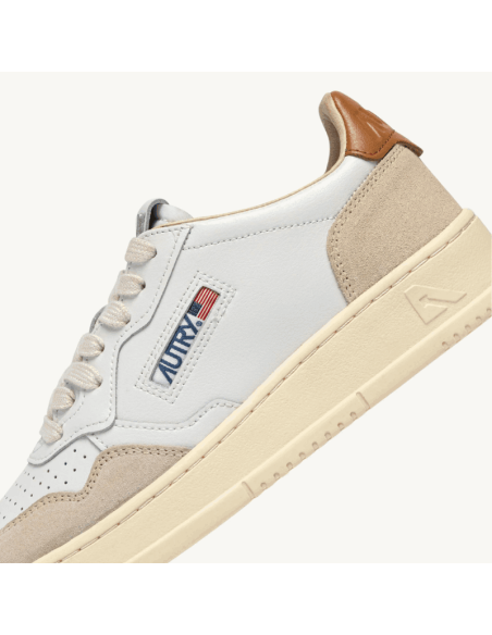 Basket Medalist Low En Daim Et Cuir Blanc Et Lion Homme Autry zoom logo｜Magasin Homme Toulouse
