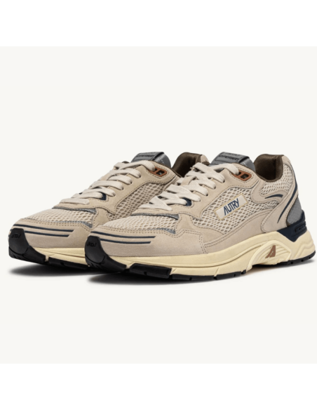 Basket Hyperway En Daim Et Mesh Sand Et Spa Blue Homme Autry présentée de face｜Magasin Homme Toulouse