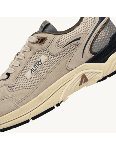 Basket Hyperway En Daim Et Mesh Sand Et Spa Blue Homme Autry zoom sur le logo｜Magasin Homme Toulouse