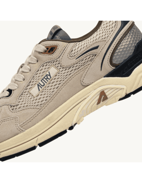 Basket Hyperway En Daim Et Mesh Sand Et Spa Blue Homme Autry zoom sur le logo｜Magasin Homme Toulouse