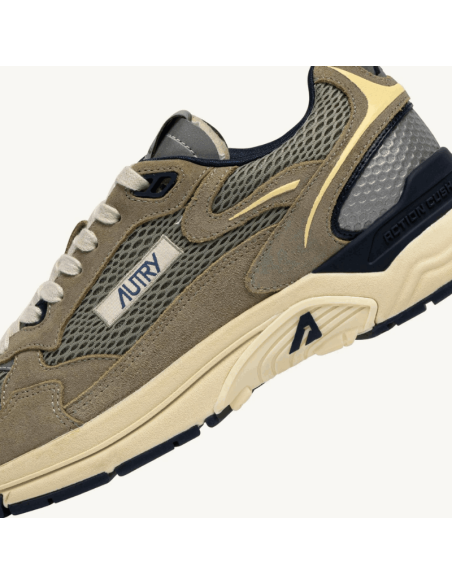 Basket Hyperway En Daim Et Mesh Silver Sage Et Spa Blue Homme Autry zoom sur le logo｜Magasin Homme Toulouse