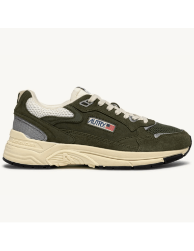 Basket Hyperway En Daim Et Mesh Marshmallow Et Sauge Autry présentée portée de face|Magasin Homme Toulouse Basket Hyperway En Daim Et Mesh Marshmallow Et Sauge Autry présentée portée de face|Magasin Homme Toulouse