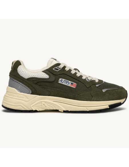 Basket Hyperway En Daim Et Mesh Marshmallow Et Sauge Autry présentée portée de face｜Magasin Homme Toulouse