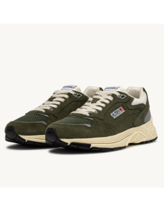 Basket Hyperway En Daim Et Mesh Marshmallow Et Sauge Autry présentée portée de face｜Magasin Homme Toulouse 2