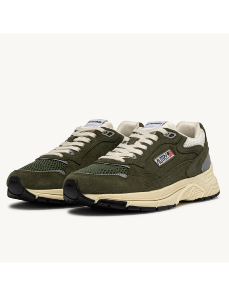 Basket Hyperway En Daim Et Mesh Marshmallow Et Sauge Autry présentée de face｜Magasin Homme Toulouse