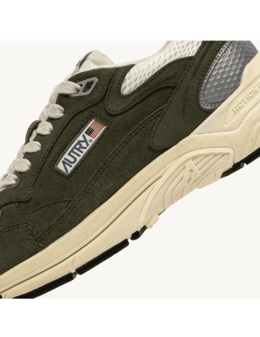 Basket Hyperway En Daim Et Mesh Marshmallow Et Sauge Autry zoom sur le logo|Magasin Homme Toulouse Basket Hyperway En Daim Et Mesh Marshmallow Et Sauge Autry zoom sur le logo|Magasin Homme Toulouse