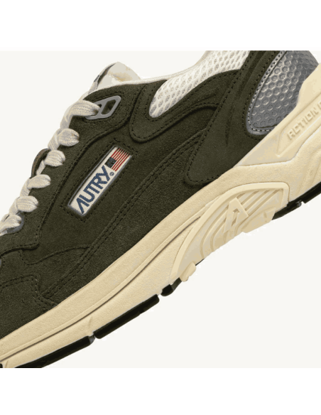 Basket Hyperway En Daim Et Mesh Marshmallow Et Sauge Autry zoom sur le logo｜Magasin Homme Toulouse