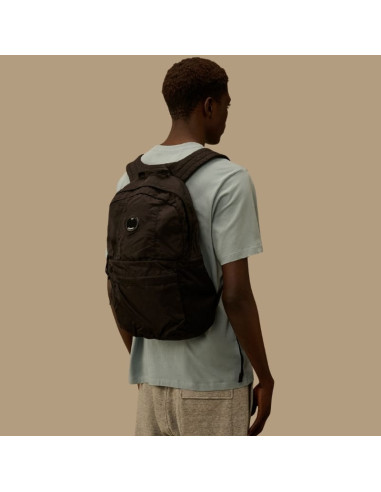 Sac À Dos Nylon B Lens Noir Homme C.P. Company présenté porté de dos｜Boutique Homme Toulouse