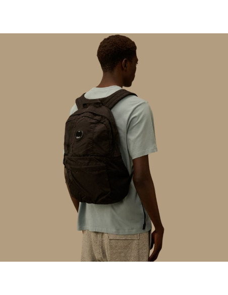 Sac À Dos Nylon B Lens Noir Homme C.P. Company présenté porté de dos｜Boutique Homme Toulouse